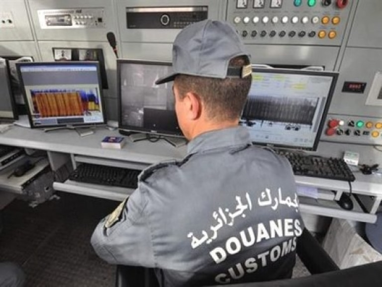 صورة محاكمة الجمركي الذي يصور المسؤولين ويرسل صورهم لمواقع خارجية