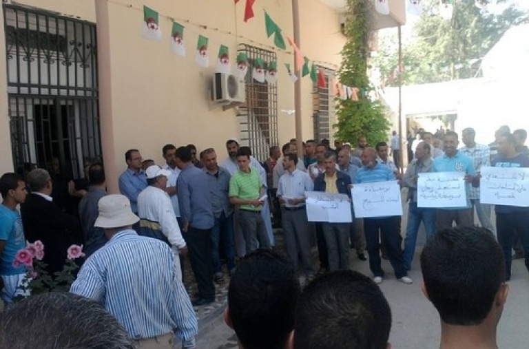 صورة أولياء متوسطة أحمد بن أحمد بأنقوسة بورقلة يمنعون أبناءهم من الدراسة