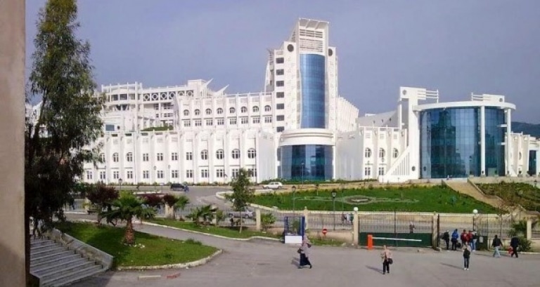 صورة مدرسة للطاقات المتجددة بجامعة باتنة