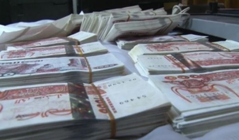 صورة دهان يتخذ من منزله القصديري ببوفاريك كجهة موازية لصرف النقود المزورة