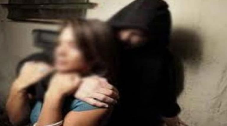 صورة توقيف مجرم  احتجز سيدتين ورضيعة لمدة شهر