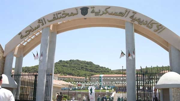صورة قايد صالح  في زيارة للأكاديمية العسكرية لمختلف الأسلحة بشرشال