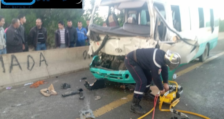 صورة 12 جريح في اصطدام شاحنة بحافلة لنقل المسافرين بعين الباردة