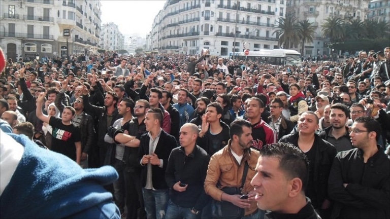 صورة الآلاف يؤكدون رفض العهدة الخامسة من شوارع الجزائر العاصمة