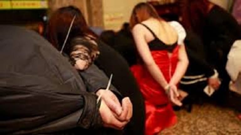 صورة نساء جزائريات يسخرن جمالهن لكسب المال بطرق سريعة ومريحة
