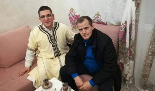 صورة وزير التجارة يفاجئ احد زملائه لتهنئته بمولوده الجديد
