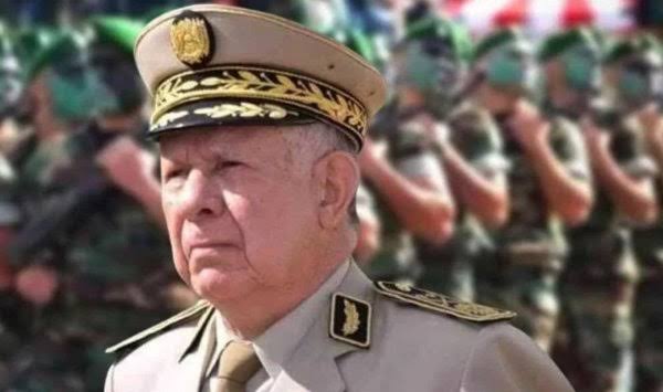 صورة شنقريحة ينصب رسميا اللواء نور الدين حمبلي قائدا للناحية العسكرية الخامسة