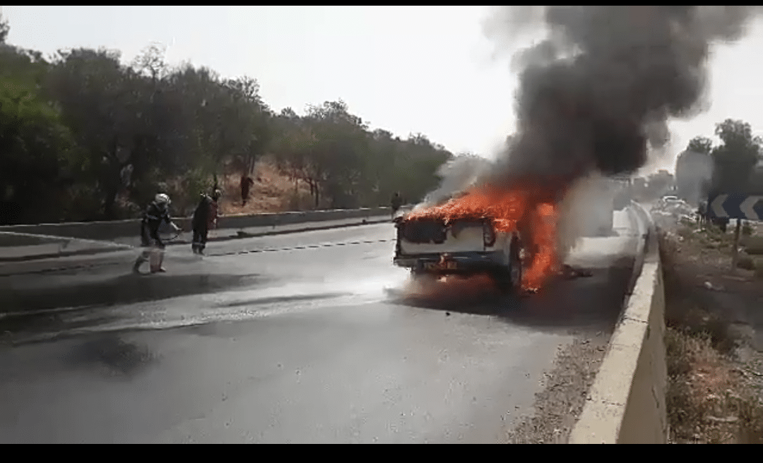صورة البويرة: إحتراق سيارة بالطريق السيّار