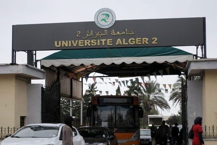 صورة طلبة اللغات والعلوم الإنسانية يضربون