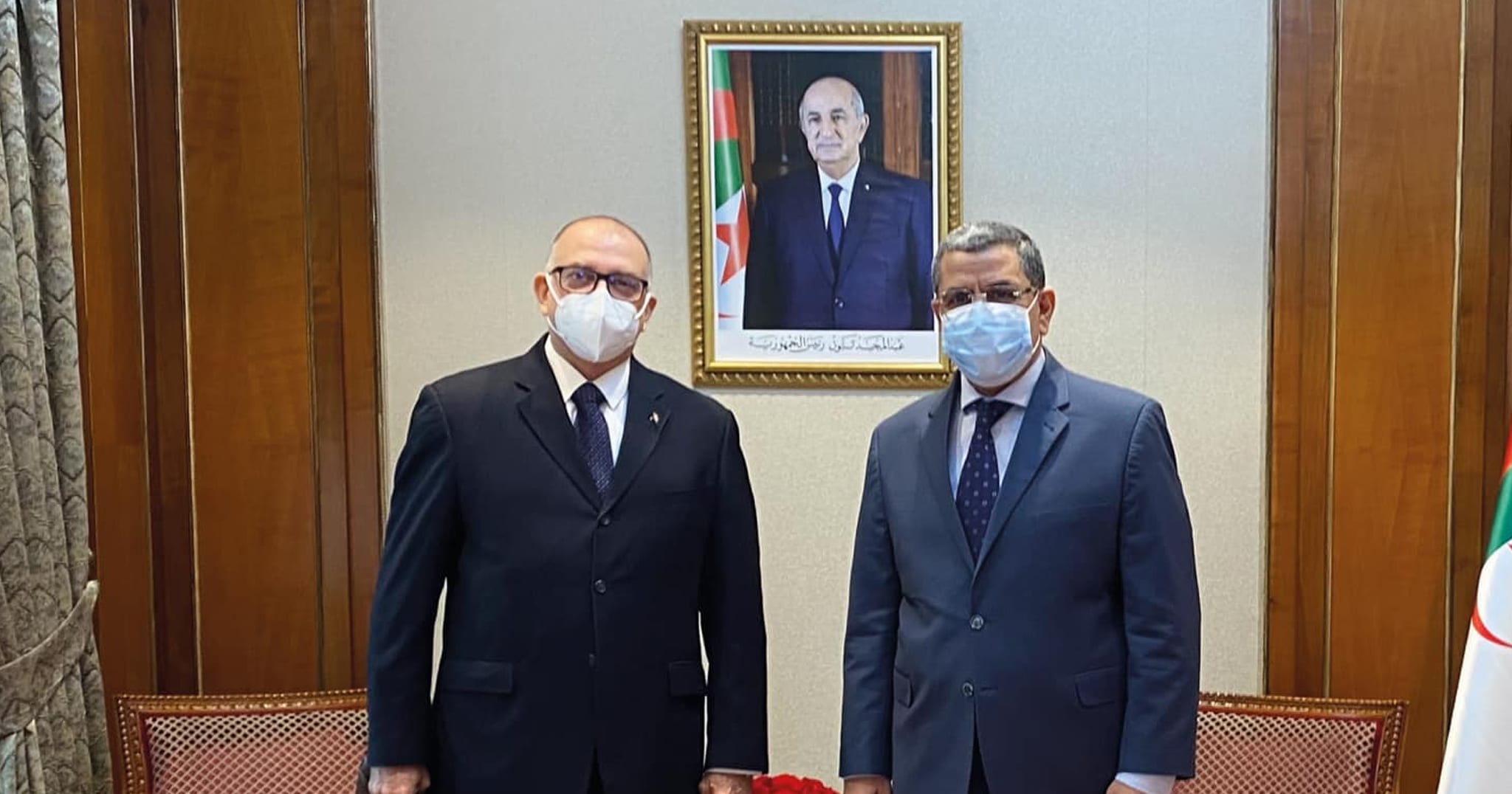 صورة الوزير الأول يستقبل سفير جمهورية كوبا بالجزائر