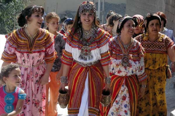 صورة الجبة القبائلية تصنع الحدث في أيام العيد بالبويرة