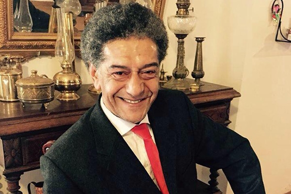 صورة الممثل الجزائري صالح اوقروت يخضع لعملية جراحية في هذه الأثناء