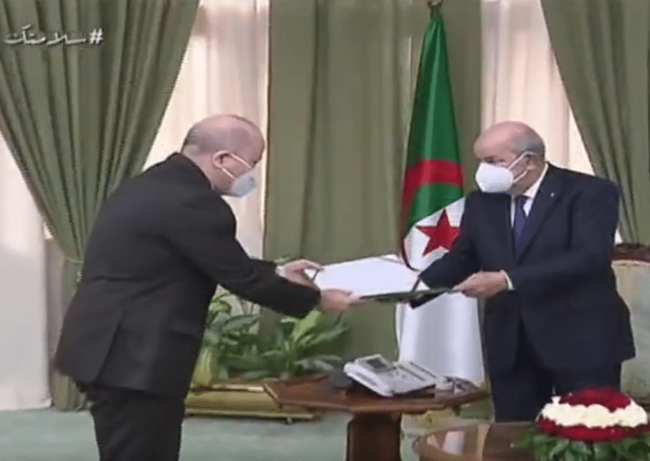 صورة رئيس الجمهورية يسلم مهام الوزير الأول لأيمن بن عبد الرحمان