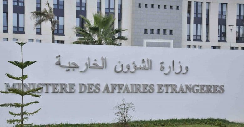 التوقيع على اتفاقيتين ثنائيتين لتعزيز التعاون الدبلوماسي بين الجزائر وأوغندا 1 تذكير بخصوص اعتماد الصحافة الأجنبية لتغطية القمة العربية