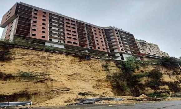 صورة ليس هنالك حل سوى تهديم البناية المهددة بالسقوط ببئر مراد رايس