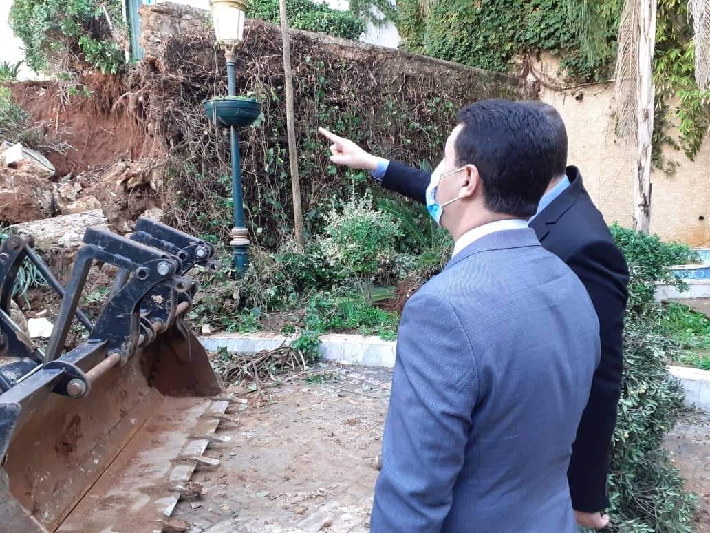 صورة وزير السياحة ياسين حمادي يعاين مكان حدوث إنزلاق التربة في فندق الجزائر