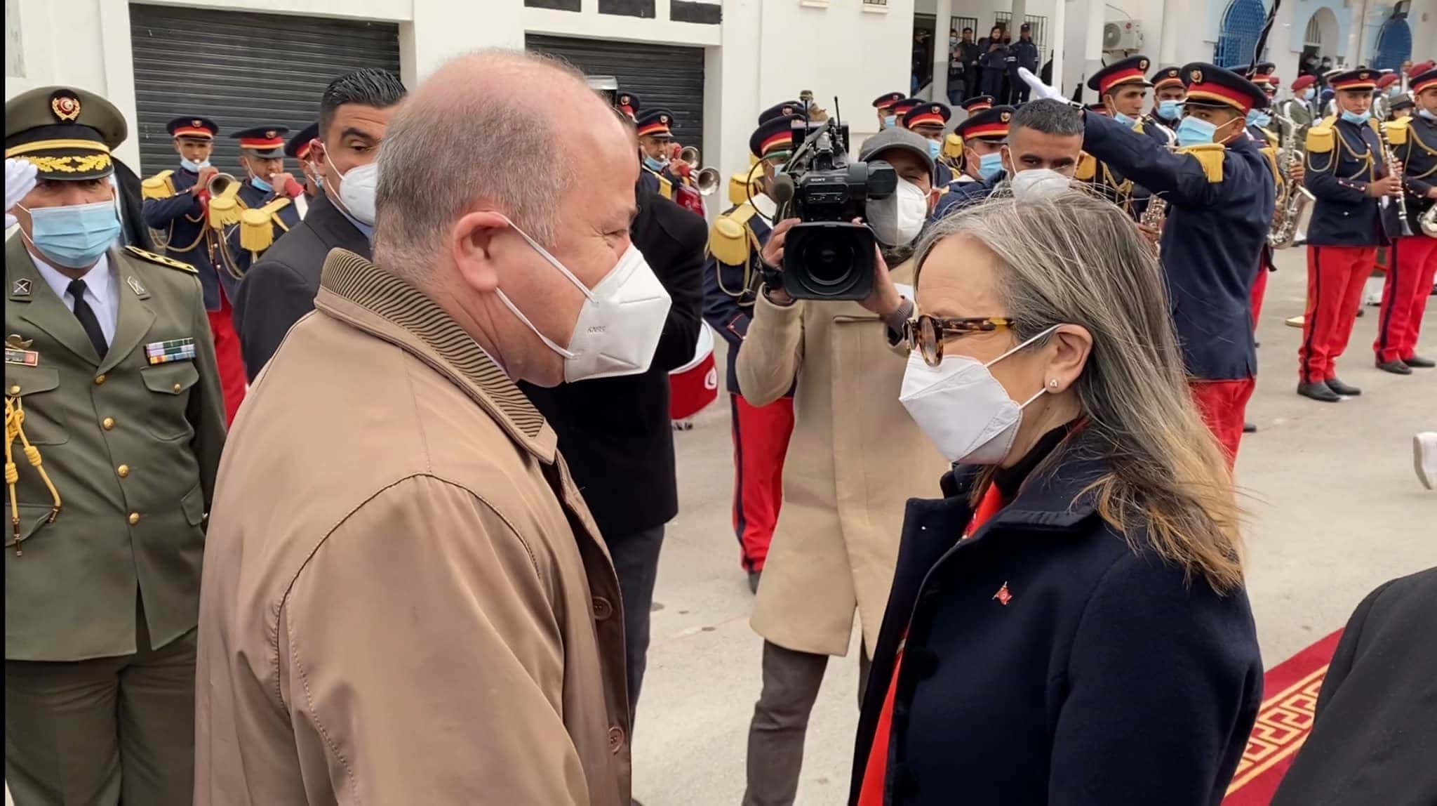 صورة الوزير الأول يؤكد الارادة القوية على ترسيخ ما يجمع الشعبين التونسي والجزائري من  أخوة وتآزر