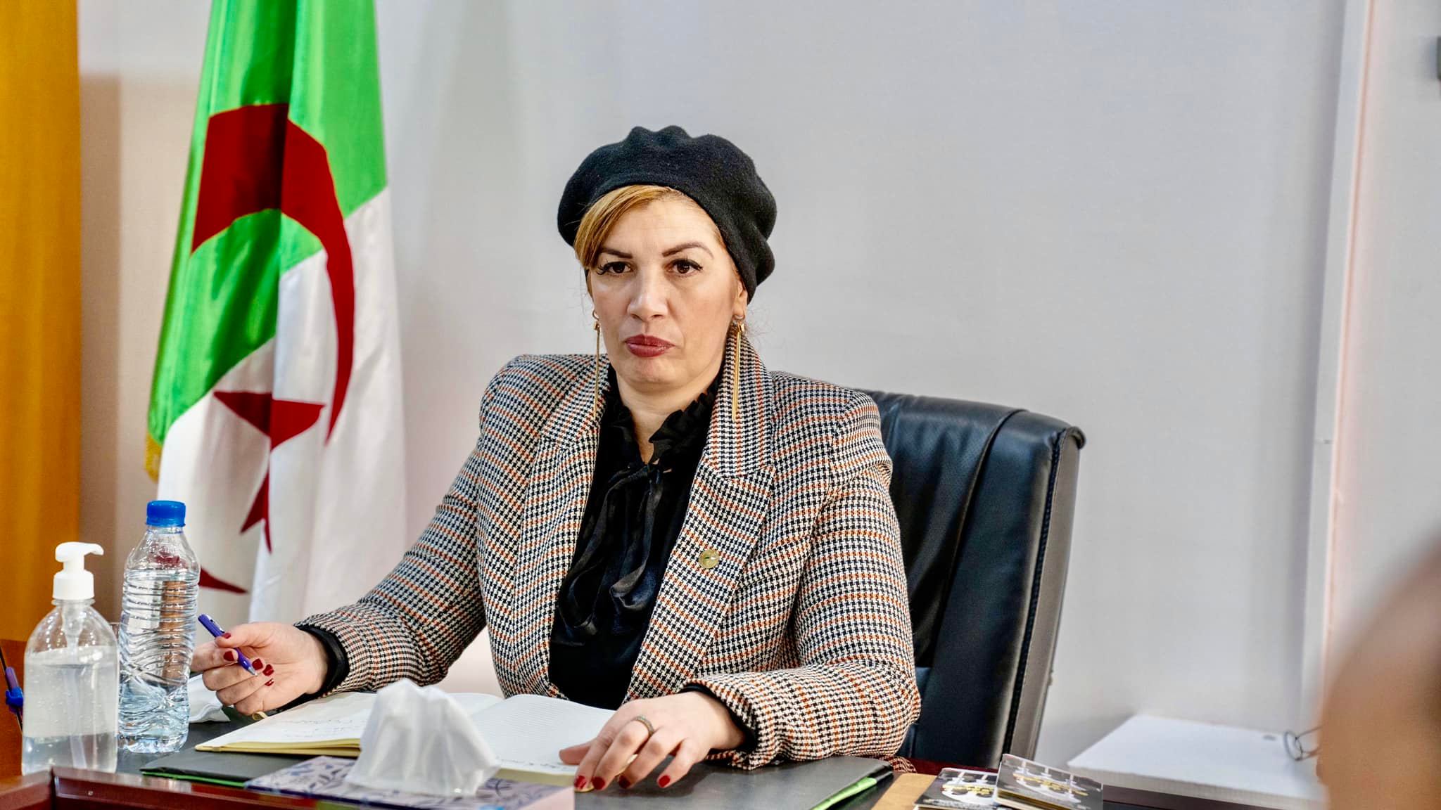 صورة وزيرة الثقافة الجديدة تعقد أول اجتماع لها