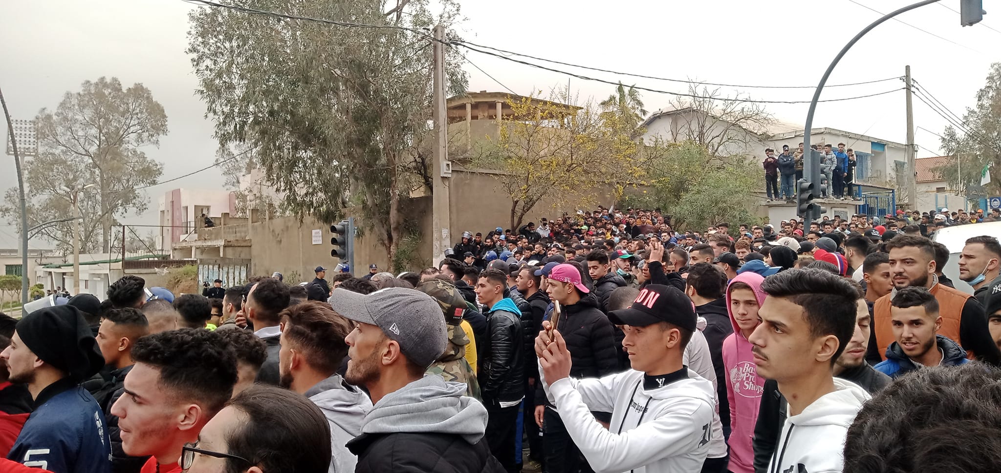 حشود المناصرين تملأ ساحة ملعب مصطفى تشاكر 1 توافد كبير لمناصري الخضر من أجل اقتناء التذاكر