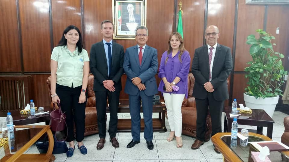 صورة وزير الصحة يتباحث مع مسؤولين عن مخابر جونسون أند جونسون الأمريكية