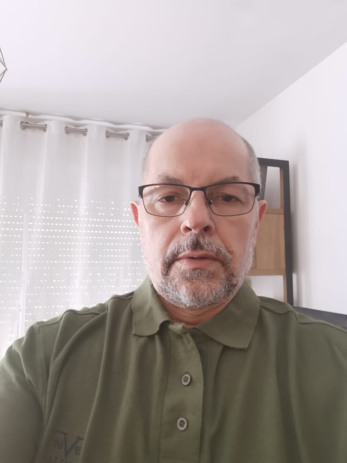 صورة الدكتور ساعد لعناني الوافد الجديد للبرلمان
