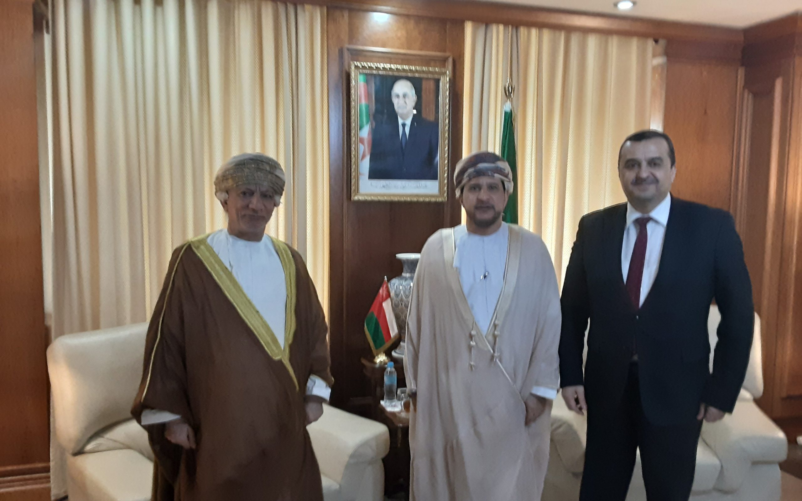 صورة وزير الطاقة والمناجم يستقبل سفير سلطنة عمان.