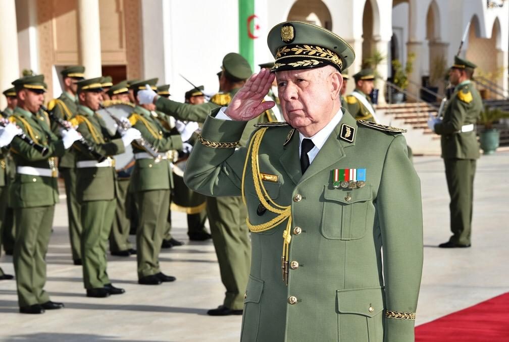 صورة الفريق أول شنقريحة في زيارة للمدرسة العليا للإشارة بالقليعة