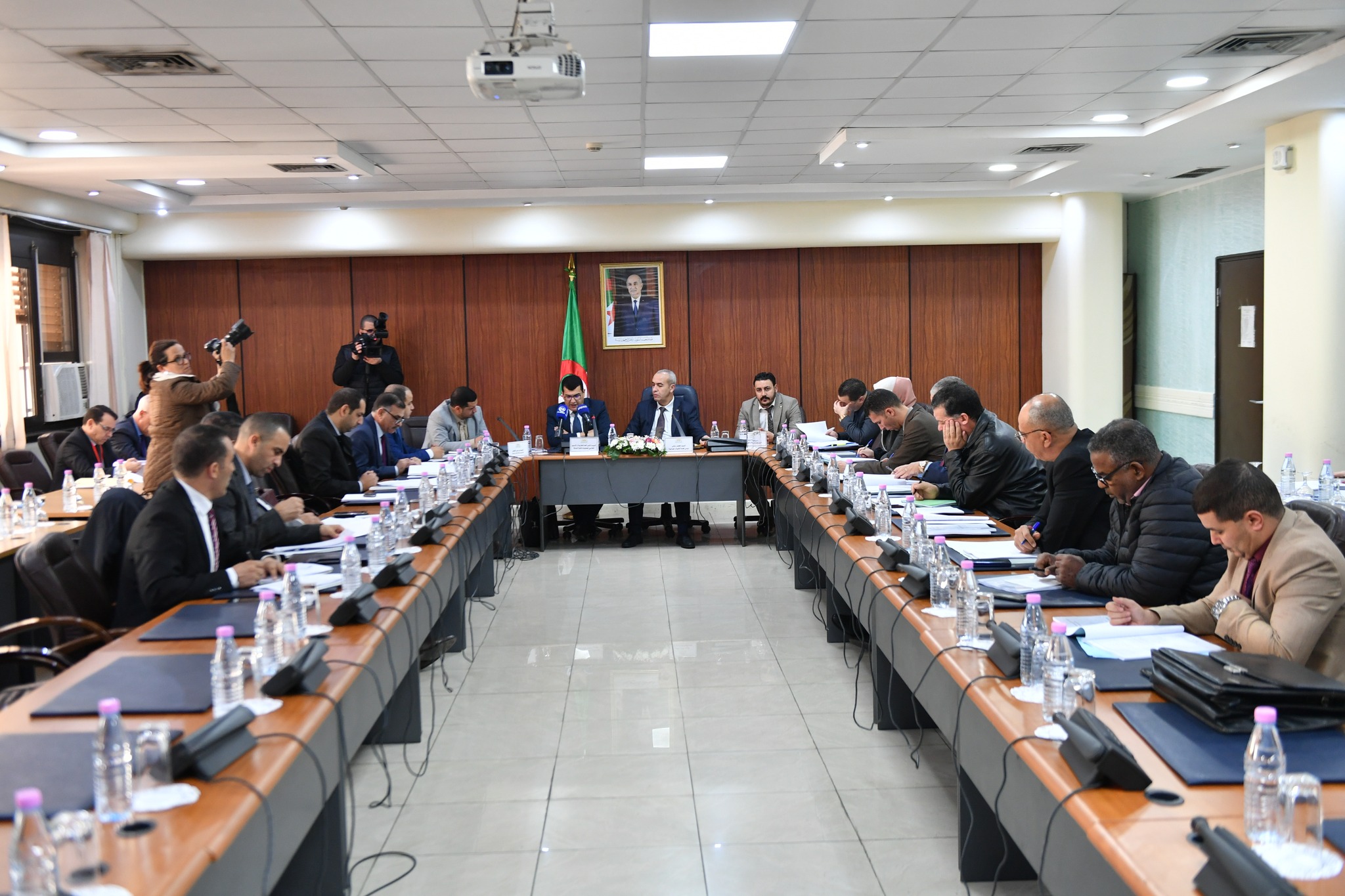صورة لجنة المالية تستمع إلى مدير الخزينة والعمليات المحاسبتية
