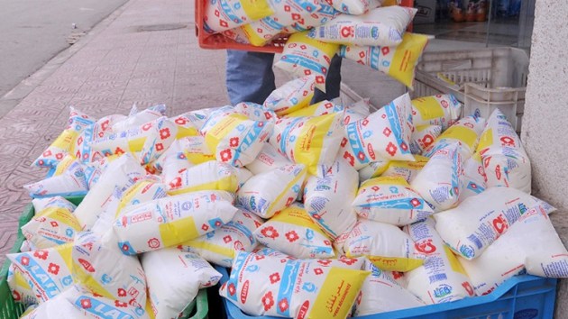 صورة البويرة: طوابير ورحلات بحث عن كيس حليب