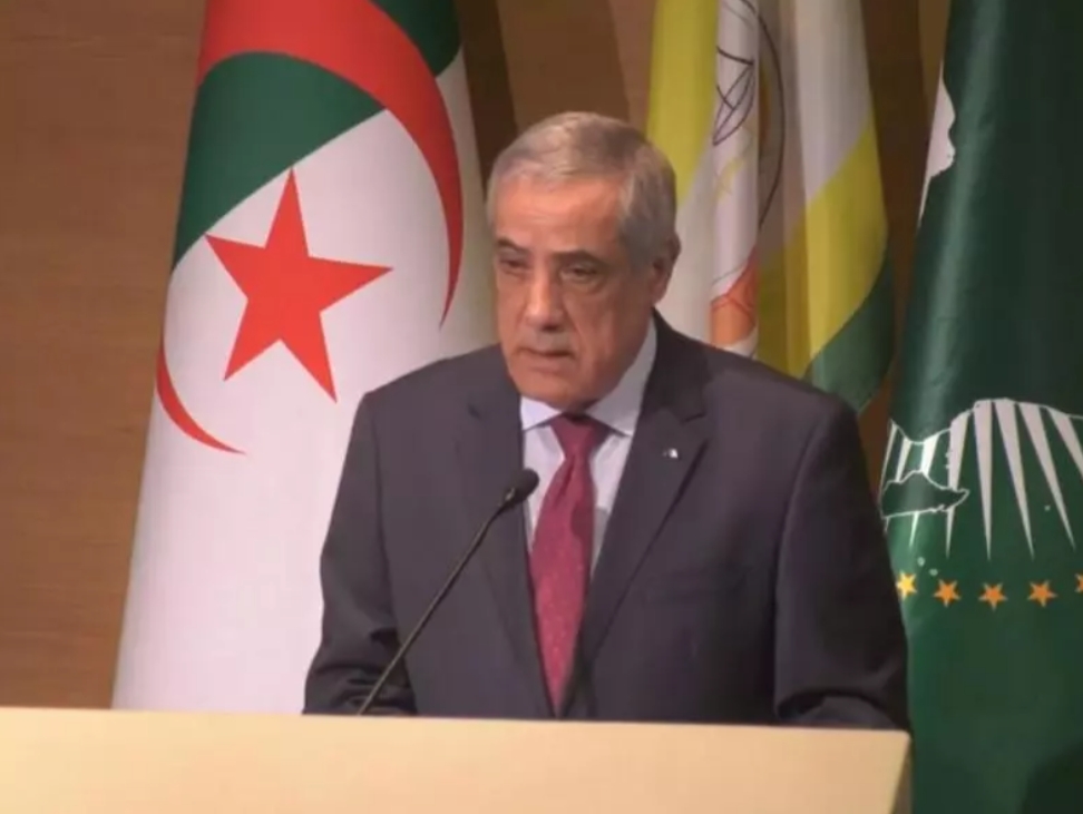 صورة العرباوي يترأس اجتماعا للحكومة