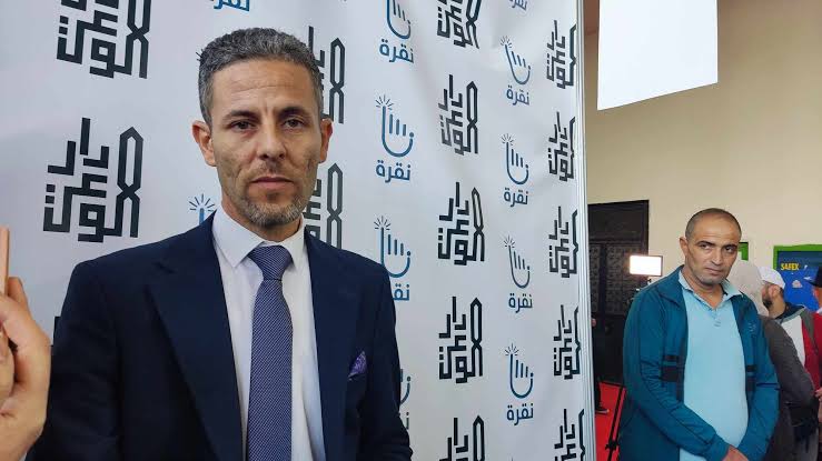 محمد دومير يوقع كتاب"نشأة الجمهورية الجزائرية" بسيلا 27 1 images 25 1