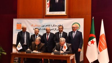 صورة توقيع مذكرة تفاهم بين سوناطراك ومركز تنمية الطاقات المتجددة