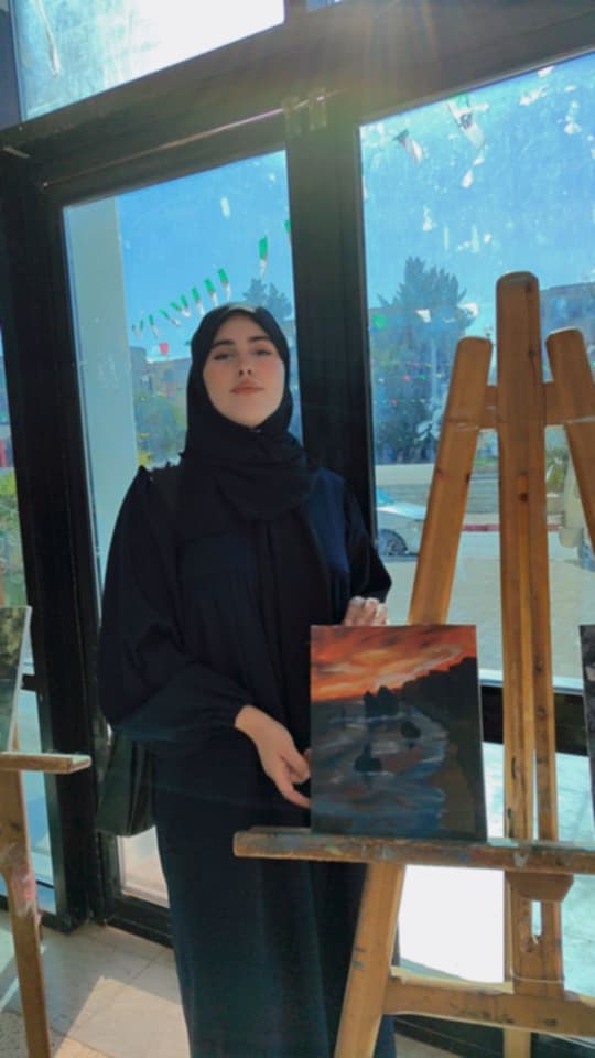 الفنانة التشكيلية “كنزة حدو” في حوار مع “الوسط”: أرسم لأحيي الأحاسيس المنسية في زحمة الحياة