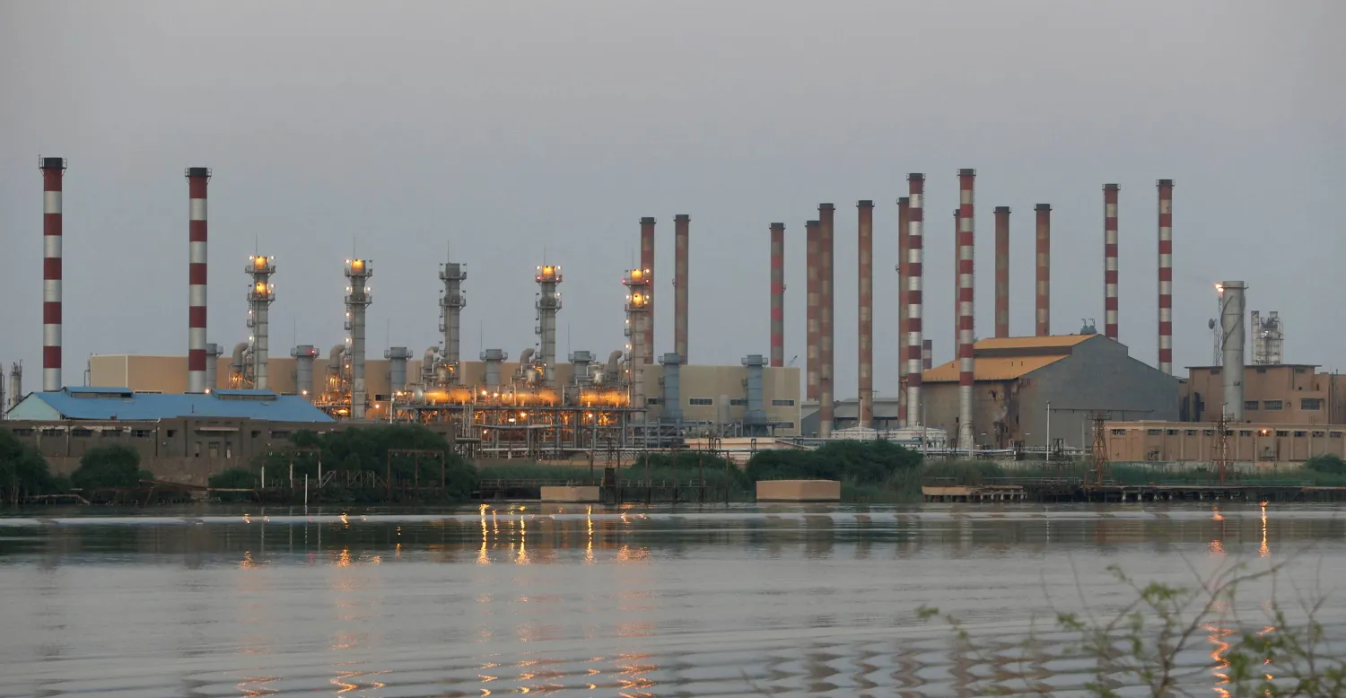 النفط يقفز بأكثر من 12% بعد الهجوم الإسرائيلي على إيران