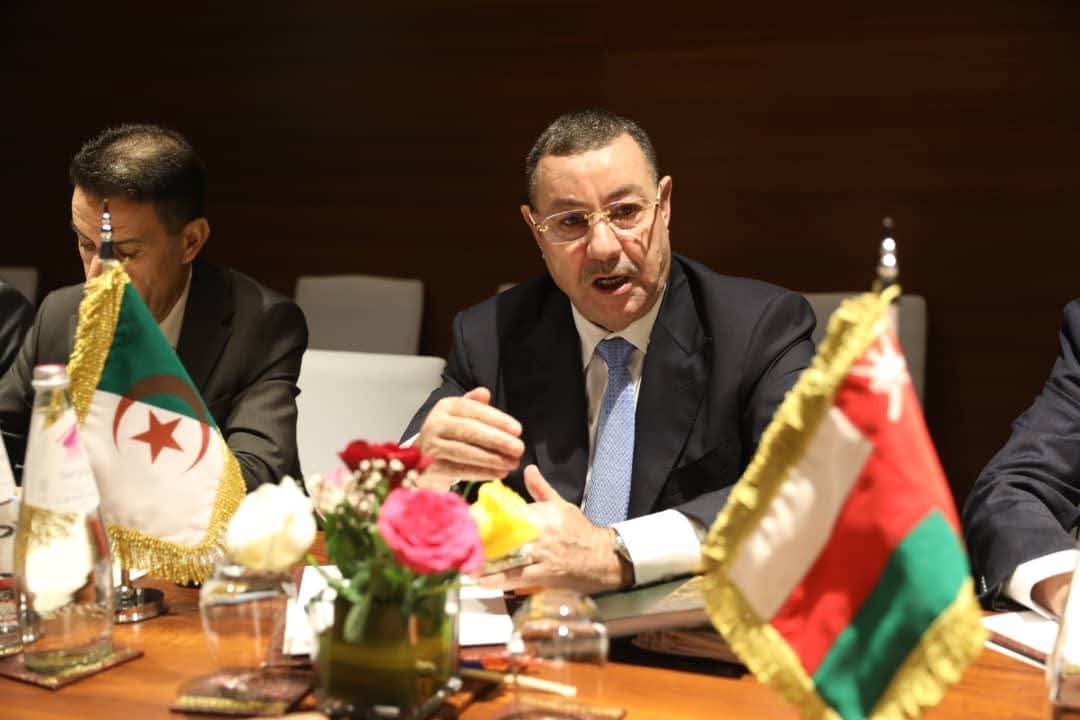 وزير النقل يقوم بزيارة عمل إلى سلطنة عمان