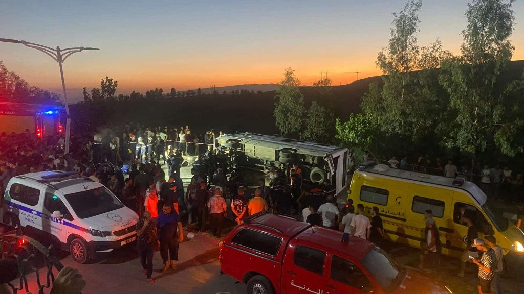 المدية..  إصابة 22 شخصًا في انقلاب حافلة لنقل المسافرين
