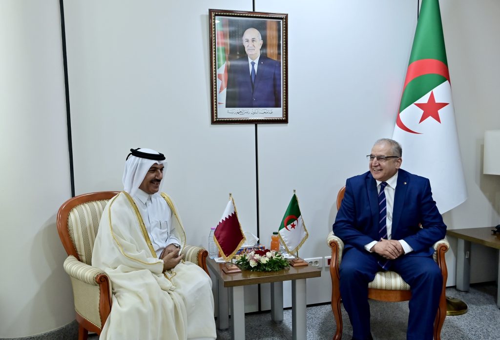 انعقاد الدورة الثانية من المشاورات السياسية الجزائرية – القطرية بالجزائر